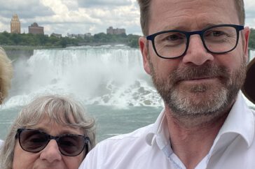 Auf dem Bild sind meine mum und ich vor den amerikanischen Niagara-Fällen zu sehen.