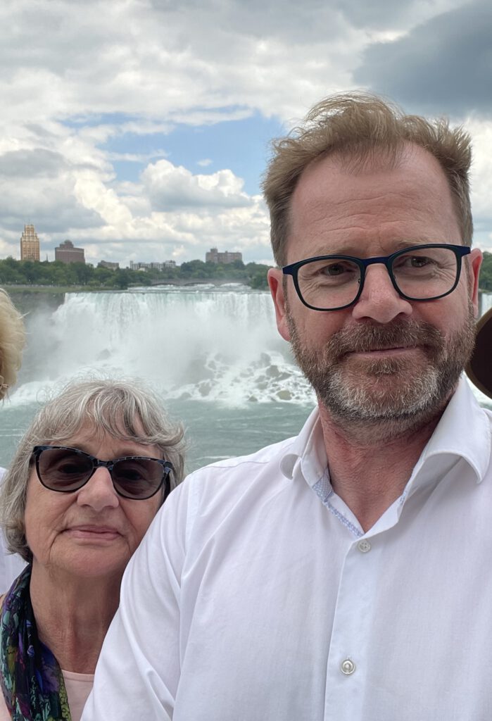 Auf dem Bild sind meine mum und ich vor den amerikanischen Niagara-Fällen zu sehen.